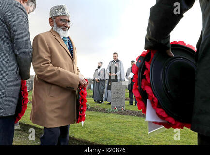 Iman Asim Hafiz e il Rev Duncan MacPherson frequentare la Scozia il primo multi-fede ricordo service per l'esercito indiano britannico di soldati a Kingussie nel cimitero Badenoch, nelle Highlands. Foto Stock