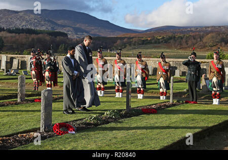 Iman Asim Hafiz e il Rev Duncan MacPherson frequentare la Scozia il primo multi-fede ricordo service per l'esercito indiano britannico di soldati a Kingussie nel cimitero Badenoch, nelle Highlands. Foto Stock