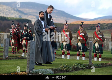 Iman Asim Hafiz e il Rev Duncan MacPherson frequentare la Scozia il primo multi-fede ricordo service per l'esercito indiano britannico di soldati a Kingussie nel cimitero Badenoch, nelle Highlands. Foto Stock