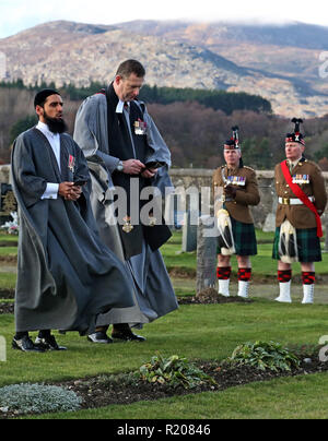 Iman Asim Hafiz e il Rev Duncan MacPherson frequentare la Scozia il primo multi-fede ricordo service per l'esercito indiano britannico di soldati a Kingussie nel cimitero Badenoch, nelle Highlands. Foto Stock