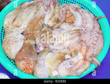 Vendita di polpo fresco in Jagalchi famoso mercato del pesce di Busan, Corea del Sud Foto Stock