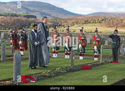 Iman Asim Hafiz e il Rev Duncan MacPherson frequentare la Scozia il primo multi-fede ricordo service per l'esercito indiano britannico di soldati a Kingussie nel cimitero Badenoch, nelle Highlands. Foto Stock