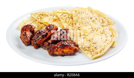 La birra snack sulla piastra bianca. Grigliate di ali di pollo italiana con pane pita chips Foto Stock