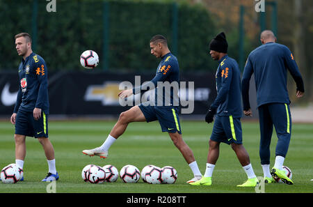 Il Brasile è Richarlison (centro) durante la sessione di formazione a Londra prendere per Colney, Hertfordshire. Foto Stock