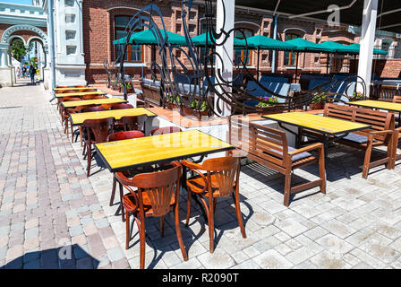 Samara, Russia - 23 Giugno 2018: Tavoli e sedie di tradizionale estate street cafe nella giornata di sole Foto Stock