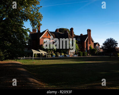 Esterni in mattoni rossi del XIX secolo Casa di campagna vittoriana. Hotel in mattina presto luce solare Berkshire REGNO UNITO. Foto Stock