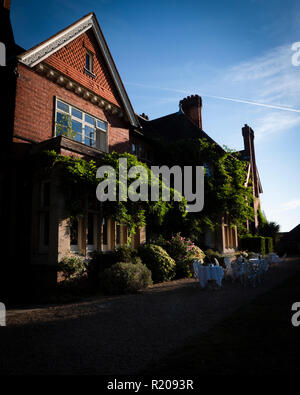Esterni in mattoni rossi del XIX secolo Casa di campagna vittoriana. Hotel in mattina presto luce solare Berkshire REGNO UNITO. Foto Stock