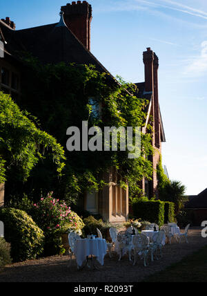 Esterni in mattoni rossi del XIX secolo Casa di campagna vittoriana. Hotel in mattina presto luce solare Berkshire REGNO UNITO. Foto Stock