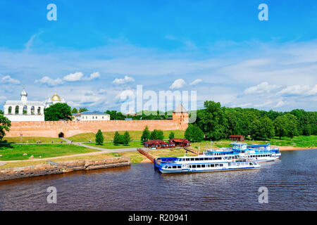 Mura di fortificazione del Cremlino e imbarcazioni per escursioni sul fiume Volkhov in Veliky Novgorod, Russia Foto Stock