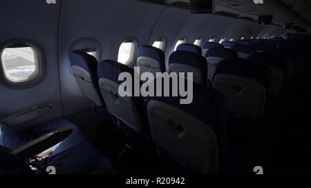 Guardando fuori dalla finestra di un aereo come nubi di passaggio. Foto Stock