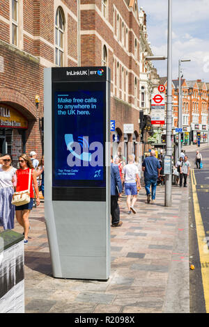 Un InLinkUK InLink free wifi pubblico, informazione e pubblicità digitale struttura sul marciapiede, Clapham Junction, Wandsworth, London, Regno Unito Foto Stock