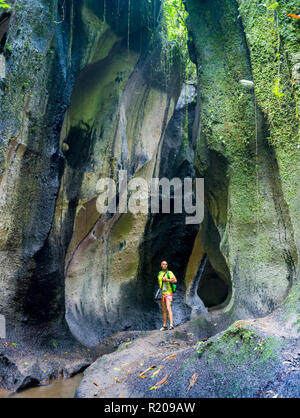 Trekking attraverso la foresta pluviale atlantica all'interno Itaimbezinho Canyon Foto Stock