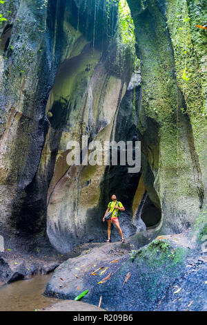 Trekking attraverso la foresta pluviale atlantica all'interno Itaimbezinho Canyon Foto Stock