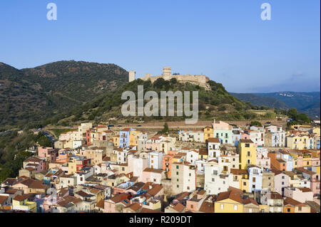 Vista aerea del bellissimo borgo di Bosa con case colorate. Bosa è situata nel nord-ovest della Sardegna, Italia. Foto Stock