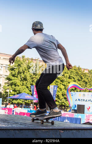 Il Kazakistan ALMATY - Agosto 28, 2016: Urban estrema concorrenza, dove la città gli atleti competere nelle discipline: skateboard, pattini a rotelle, BMX. Guidatore di skateboard facendo un trick in skate park Foto Stock