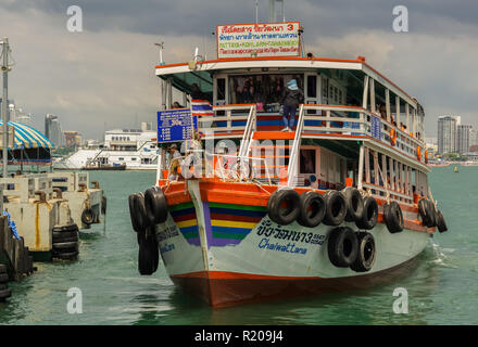 PATTAYA,THAILANDIA - OTTOBRE 15,2018: Bali Hai questo è un porto dove i turisti a partire viaggi a Kho Larn e Koh Sak da navi e imbarcazioni. Foto Stock