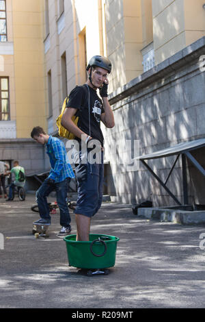 Il Kazakistan ALMATY - Agosto 28, 2016: Urban estrema concorrenza, dove la città gli atleti competere nelle discipline: skateboard, pattini a rotelle, BMX. Bmx stunt eseguita nella parte superiore di una mini rampa su un skatepark.pratica per la corsa su skateboard Freestyle Extreme Sports Concept Foto Stock