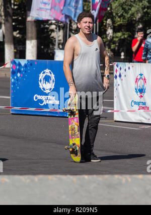 Il Kazakistan ALMATY - Agosto 28, 2016: Urban estrema concorrenza, dove la città gli atleti competere nelle discipline: skateboard, pattini a rotelle, BMX. Guidatore di skateboard facendo un trick in skate park Foto Stock