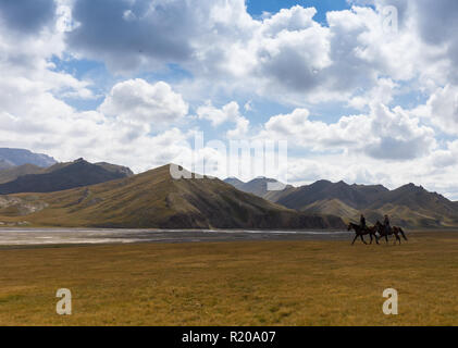 Il BAYAN-ULGII, MONGOLIA - APREL 10: Unidentified giovane ragazzo cavalcare un cavallo intorno al villaggio di Sagsai della Mongolia occidentale su Aprel 10, 2016 in Bayan-Ulgii, Mongolia Foto Stock