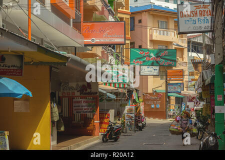 PATTAYA,THAILANDIA - OTTOBRE 15,2018:Sai di Pattaya Soi 2 17 vi sono molti negozi, ristoranti e un hotel chiamato Iris Residence.La strada non è lontano Foto Stock