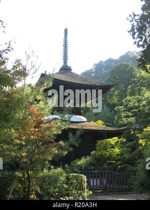 I giardini e pagode di Jojakkoji tempio Buddista offrono un tranquillo rifugio dal caos turistico nel distretto di Arashiyama di Kyoto.