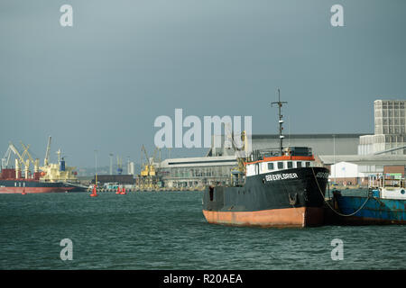 Paesaggio, porti globali, porto di Durban, KwaZulu-Natal, Sudafrica, nave esplorativa in mare con intemperie al molo, industria marittima Foto Stock