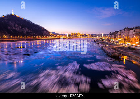 Il Ghiaccio che scorre sul fiume Danubio a Budapest, Ungheria Foto Stock