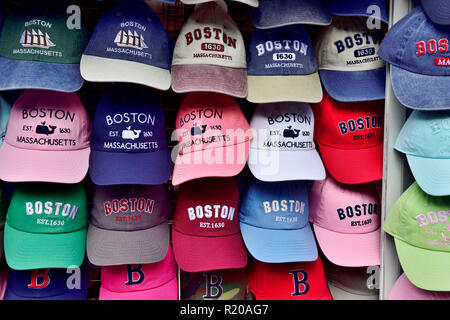 Souvenir Boston berretti da baseball sul display per la vendita nel mercato di strada Foto Stock