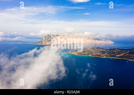 Spettacolare vista aerea di Tavolara è isola bagnata da una chiara e il mare turchese, Sardegna, Italia. Foto Stock