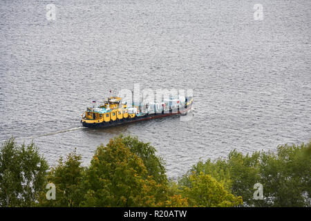 Tanica di benzina galleggiante sul fiume. Foto Stock