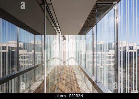 Vetri incisi di volume del tetto. Casa della storia europea, Bruxelles, Bruxelles, Belgio. Architetto: Chaix & Morel et Associés, 2017. Foto Stock