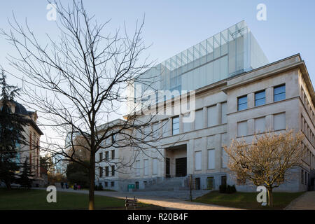 Vista obliqua con entrata principale. Casa della storia europea, Bruxelles, Bruxelles, Belgio. Architetto: Chaix & Morel et Associés, 2017. Foto Stock