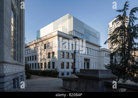 Vista obliqua con entrata principale. Casa della storia europea, Bruxelles, Bruxelles, Belgio. Architetto: Chaix & Morel et Associés, 2017. Foto Stock