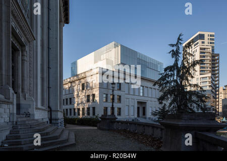 Vista obliqua con entrata principale e il contesto. Casa della storia europea, Bruxelles, Bruxelles, Belgio. Architetto: Chaix & Morel et Associés, 2017. Foto Stock