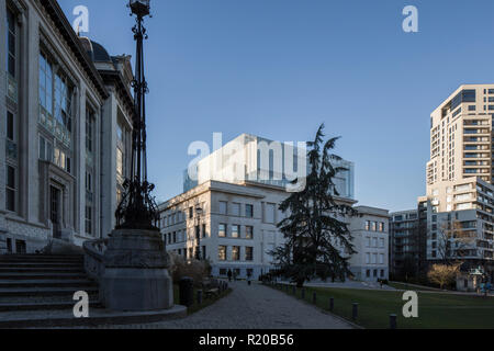 Vista obliqua con entrata principale e il contesto. Casa della storia europea, Bruxelles, Bruxelles, Belgio. Architetto: Chaix & Morel et Associés, 2017. Foto Stock