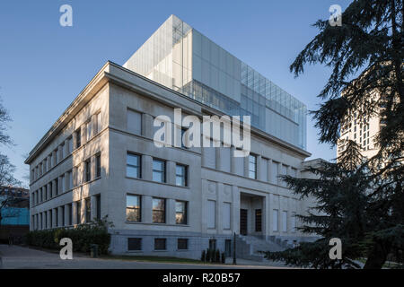 Vista obliqua con entrata principale. Casa della storia europea, Bruxelles, Bruxelles, Belgio. Architetto: Chaix & Morel et Associés, 2017. Foto Stock