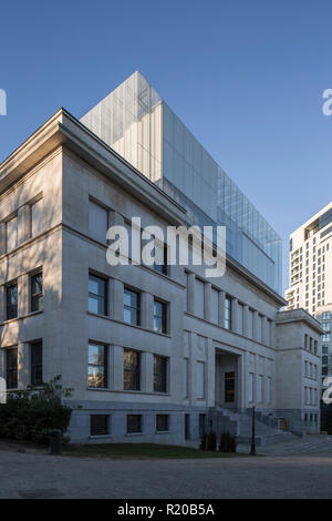 Vista obliqua con entrata principale. Casa della storia europea, Bruxelles, Bruxelles, Belgio. Architetto: Chaix & Morel et Associés, 2017. Foto Stock