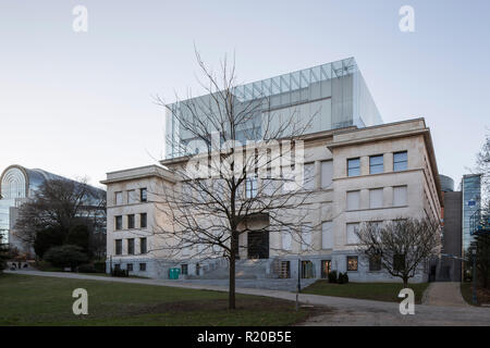 Vista obliqua con entrata principale. Casa della storia europea, Bruxelles, Bruxelles, Belgio. Architetto: Chaix & Morel et Associés, 2017. Foto Stock