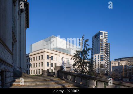 Vista obliqua con entrata principale e il contesto. Casa della storia europea, Bruxelles, Bruxelles, Belgio. Architetto: Chaix & Morel et Associés, 2017. Foto Stock