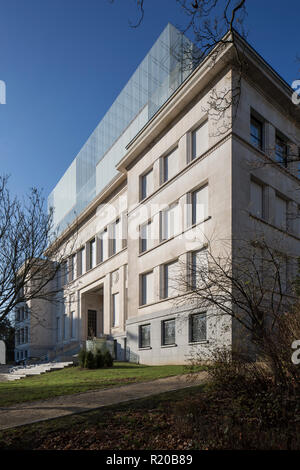 Vista obliqua di ingresso principale. Casa della storia europea, Bruxelles, Bruxelles, Belgio. Architetto: Chaix & Morel et Associés, 2017. Foto Stock