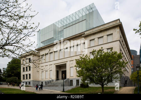 Vista obliqua di ingresso principale. Casa della storia europea, Bruxelles, Bruxelles, Belgio. Architetto: Chaix & Morel et Associés, 2017. Foto Stock