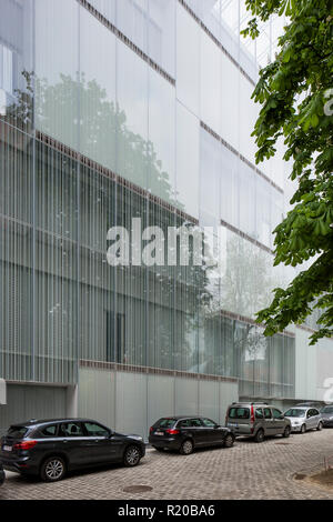 Vetro acidato facciata con la riflessione. Casa della storia europea, Bruxelles, Bruxelles, Belgio. Architetto: Chaix & Morel et Associés, 2017. Foto Stock