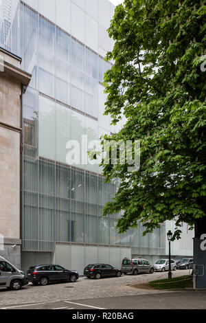 Vetro acidato facciata con la riflessione. Casa della storia europea, Bruxelles, Bruxelles, Belgio. Architetto: Chaix & Morel et Associés, 2017. Foto Stock