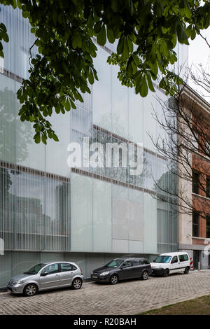 Vetro acidato facciata con la riflessione. Casa della storia europea, Bruxelles, Bruxelles, Belgio. Architetto: Chaix & Morel et Associés, 2017. Foto Stock