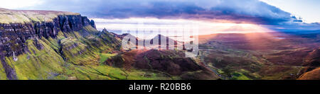 L'incredibile Quiraing durante il Sunrise - Isola di Skye - Scozia. Foto Stock