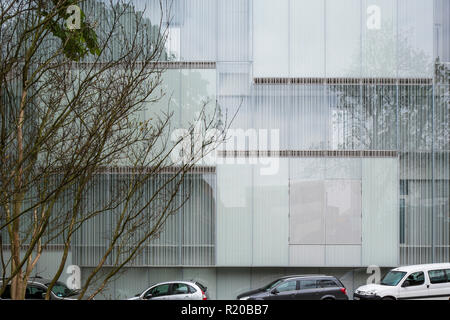 Vista in elevazione frontale di vetro acidato facciata. Casa della storia europea, Bruxelles, Bruxelles, Belgio. Architetto: Chaix & Morel et Associés, 2017. Foto Stock