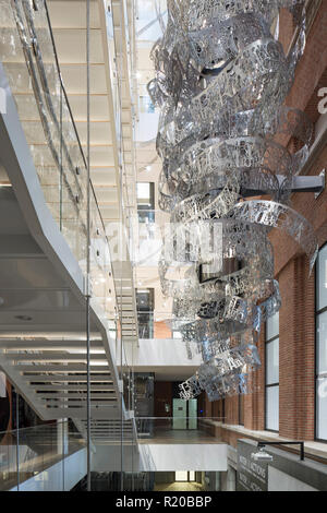 Foyer con scalinata e sospesa la scultura. Casa della storia europea, Bruxelles, Bruxelles, Belgio. Architetto: Chaix & Morel et Associés, 2017. Foto Stock