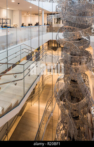 Vista in elevazione del full-height foyer con scalinate e sospese la scultura. Casa della storia europea, Bruxelles, Bruxelles, Belgio. Architetto: Chaix Foto Stock