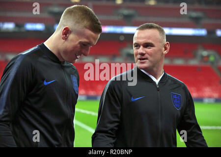 L'Inghilterra del Wayne Rooney (destra) parla con la Giordania Pickford prima della amichevole internazionale allo Stadio di Wembley, Londra. Foto Stock