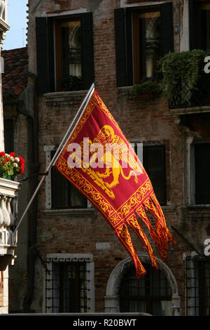 Venezia, tipici Bandiera veneziana in un antico edificio di mattoni Foto Stock